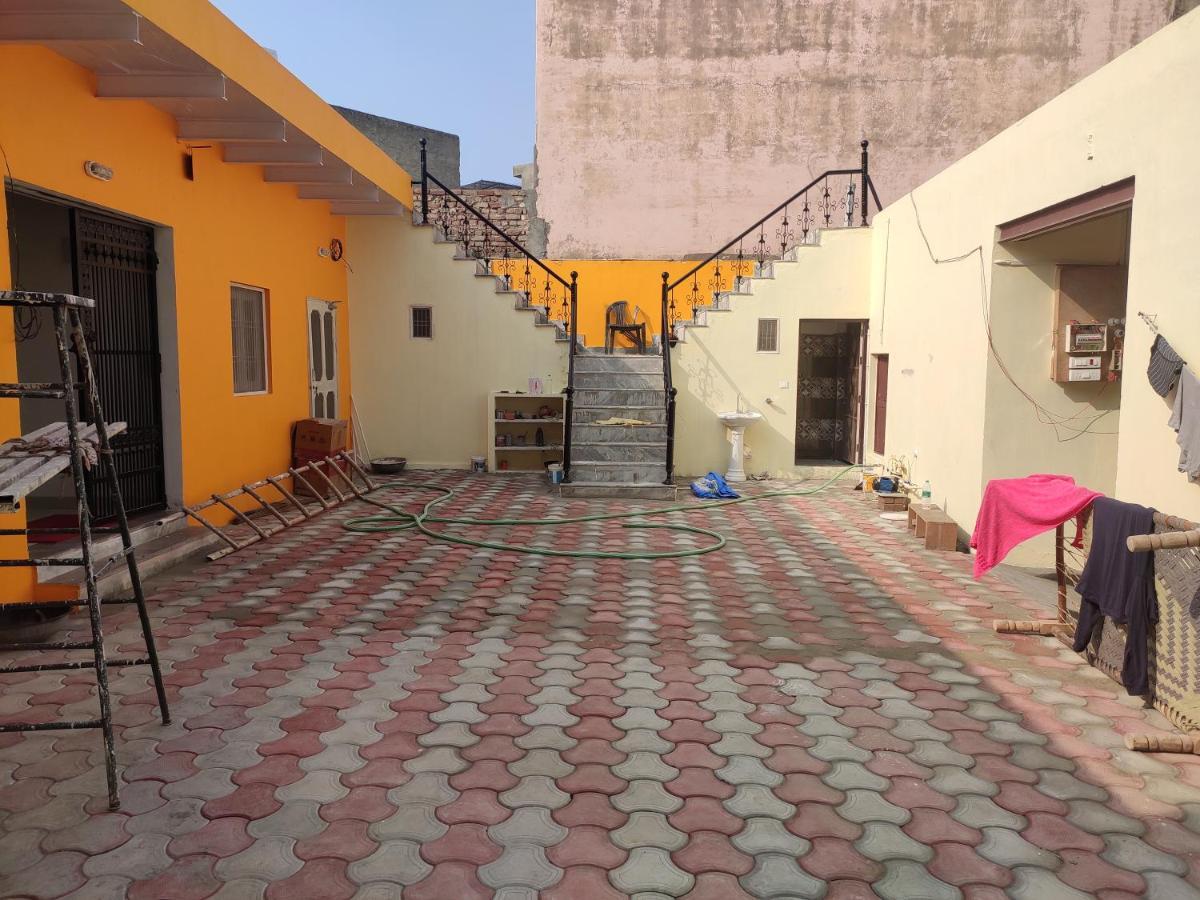 Nidhivan Homestay Vrindavan Luaran gambar